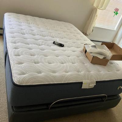 Very good condition queen mechanical bed 