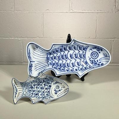 (2pc) FISH PLATTERS | Pair fish platter, larger in marked on bottom - h. 3 x w. 7.5 x l. 16 in (larger)
