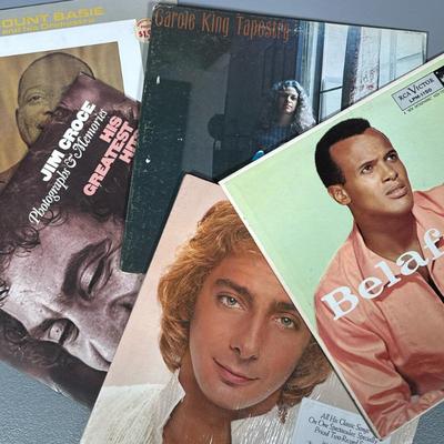 (5pc) MIXED VINYL RECORDS | Including: Harry Belafonte self-titled album (LPM-1150) Barry Manilow Greatest Hits (A2L-8601) Carol King...