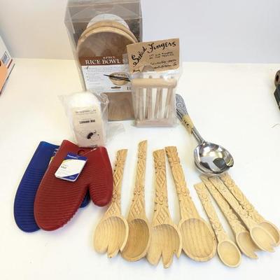 Lot #242 - Kitchen Utensils Lot Rice Bowl Set, Salad Fingers, Lemon Aid, Salad Tongs, Oven Mitts