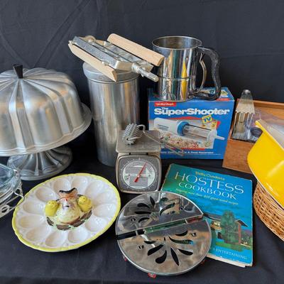 Mystery Lot: Vintage Pyrex & Kitchen Tools