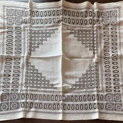 Lovely Antique Drawn Work Lace 32 X 36 White Tablecover 