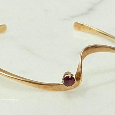 Vintage 14K Gold Cuff Bracelet With Faceted Garnet Stone - Total Weight 6.1 Grams 