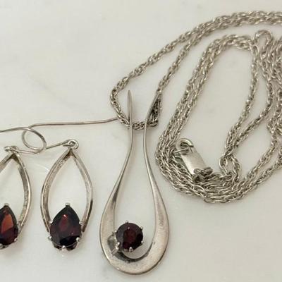 Sterling Silver & Faceted Garnet Pendant And Matching Earrings With 20 Inch Twist Sterling Silver Chain 13 Grm