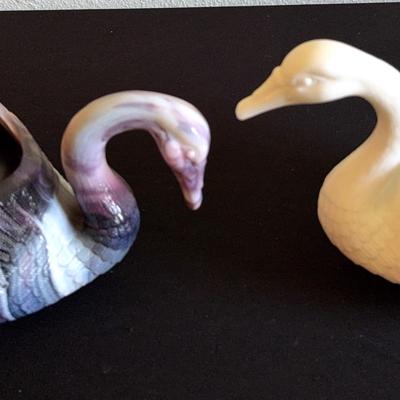 Pair Of VINTAGE IMPERIAL GLASS PURPLE AMETHYST & WHITE  SLAG GLASS SWAN W/IG BACKSTAMP