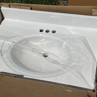 Glossy White Vanity/Backsplash with 4” Faucet Spread & Dripless Edge