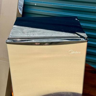 Midea Mini Fridge 