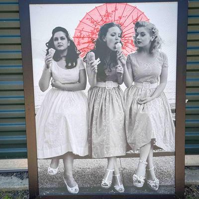 Stylish Young Lady Friendly's Print — Imperfect