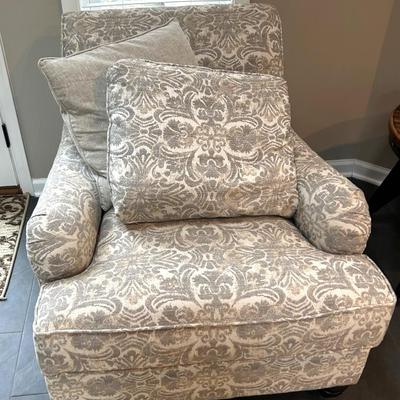 Bassett Furniture Bridgewater Arm Chair - 32x41x33.5” 1 of 2 ALTERNATE PICKUP