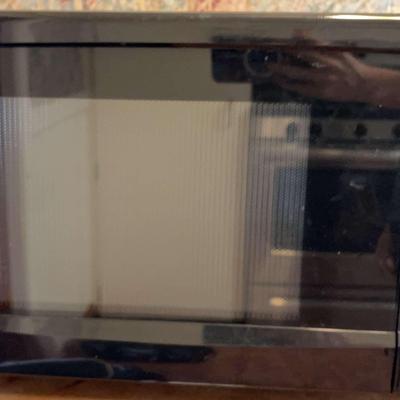 Microwave Frigidaire, Powers On, 22in x 13in 