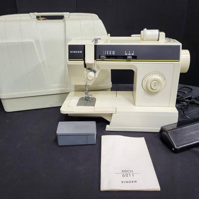 Singer Sewing Machine (WH6)