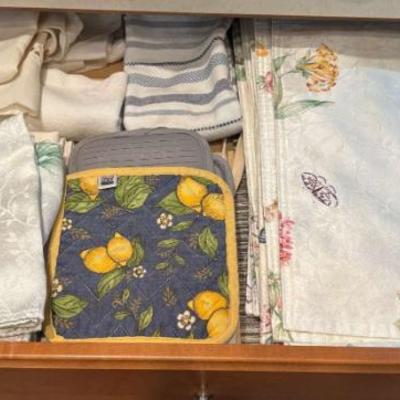 Assorted kitchen linens