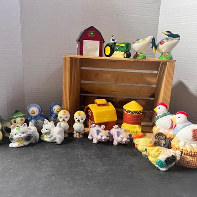 Farm Animals Tractor Salt Pepper Shakers w/ Wood Crate 