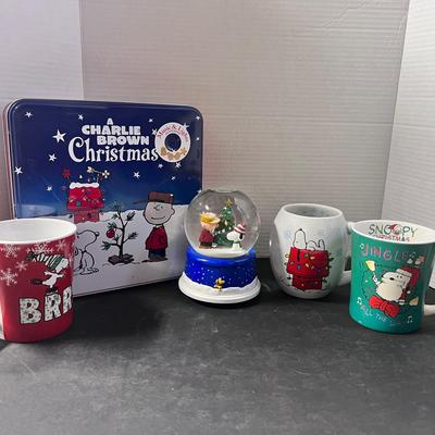Snoopy Christmas Charlie Brown Snow Globe Musical Cookie Tin 3 Mugs