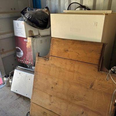 #4000 • Nescafé Coffee Machine, Maytag Freezer, Kitchen Aid Stove Top, Mirror

