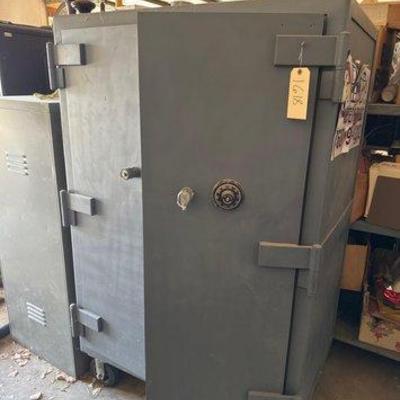 #1618 • Large Rolling Safe
