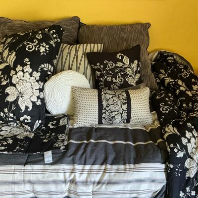 Linden Street Pillows & Twin Comforter 