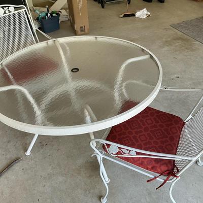 4’ Round White Outdoor Table With 2 Chairs 