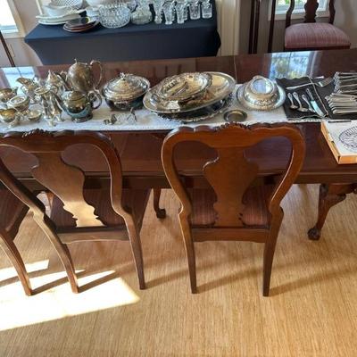 Thomasville dining table set with 2 extensions - 6 chairs 