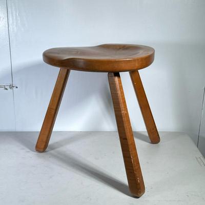 CRAFT WOODEN TRIPOD STOOL | Having a contour seat - h. 17.5 x w. 15.5 x l. 16.5 in
