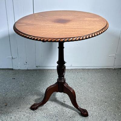 ROUND FLIP TOP TABLE | Round flip top table over tripod base with claw-on-ball feet - h. 29.5 x dia. 26.5 in