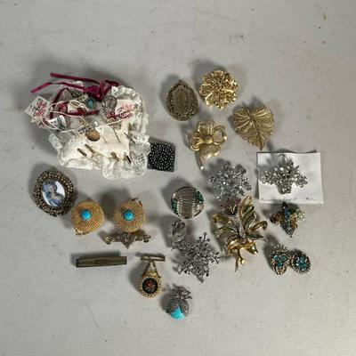 COSTUME JEWELRY PINS & BROOCHES | Mixed lot of various costume jewelry pins & brooches.
