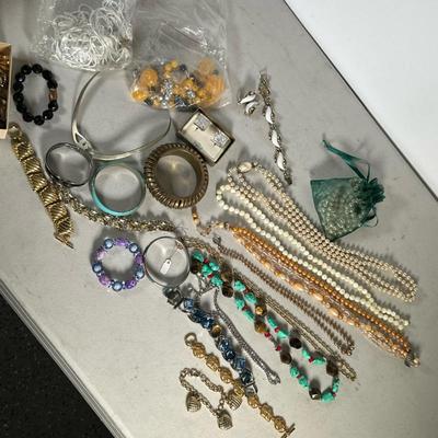 LARGE LOT COSTUME JEWELRY | Large lot of mixed costume jewelry including: earrings, necklaces, pearls, bracelets, and much more!
