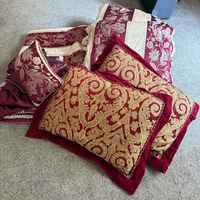 Vintage Comforter, Shams And Pillows