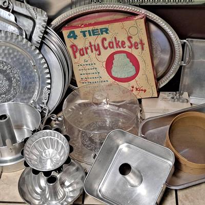 Baking Lot: Aluminum Cake Pans, Baking Sheets, Pizza Pans And More, Including Vintage