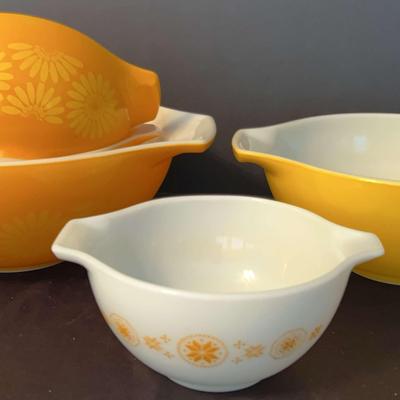 Vintage Pyrex Bowls Featuring A “Daisy” Set Of 3
