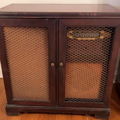 Vintage Am/Fm Turntable In Mahogany Cabinet