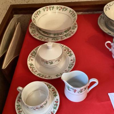 Gibson christmas china 43 pc set
