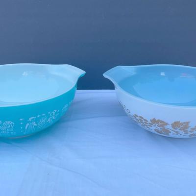 Set of 2 Vintage Pyrex Cinderalla Bowls