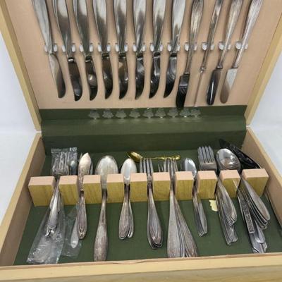 75 oneidawoodensilverwarechestwithstainless silverplateflatware