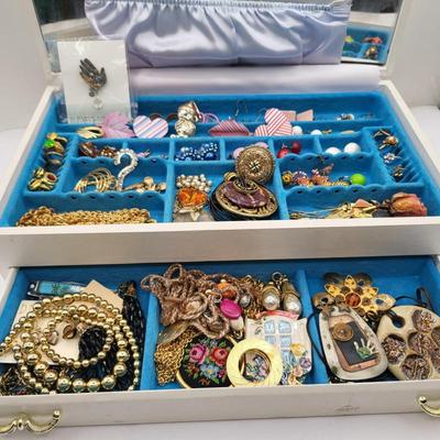 83 vintagejewelryboxfilledwithfashionjewelry