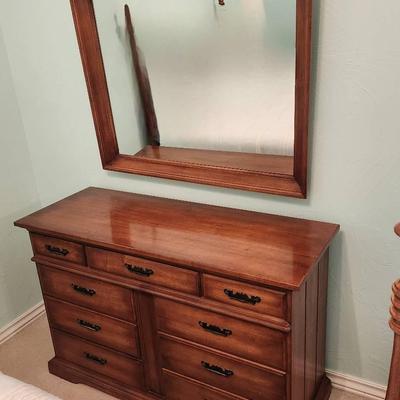 Dresser With Mirror 
