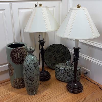 Pair of Table Lamps and Decorative Ceramic Accents