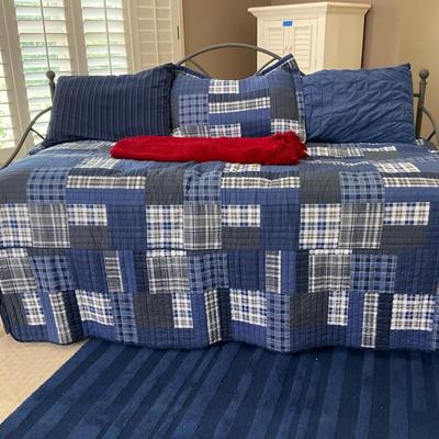Metal Daybed with quilt and rug included