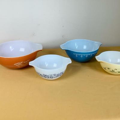 Vintage Pyrex Nesting Bowls