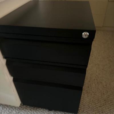 Locking file cabinet