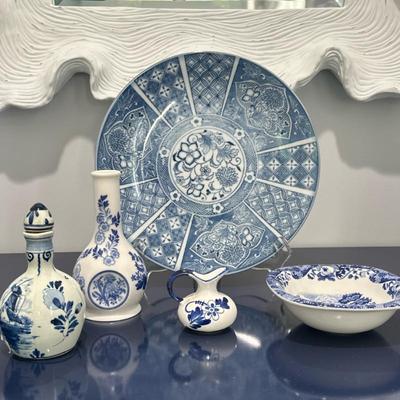 (5pc) Blue & White Porcelain - Spode & Delft | Collection of white porcelain with blue details, including: Imari (Japan) round...