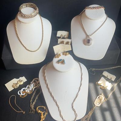 Fabulous Goldtone Jewelry Lot