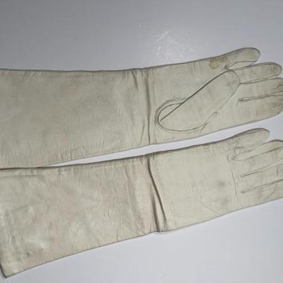 Sale Photo Thumbnail #15: 50's white leather gloves - small