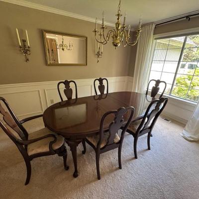 Sale Photo Thumbnail #1: Dinning table & 6 chairs