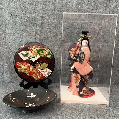 Japanese Geisha Doll in Case with Lacquer Display Plate & Dish | Traditional Decorative Lot