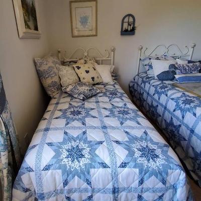 Hu114 twin size bed comforter, pillows, wall art