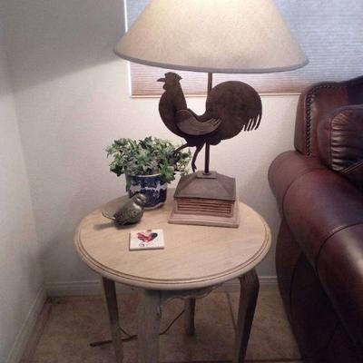 Hu100 rooster lamp table