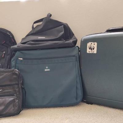 Hu164 traveling luggage lot 1