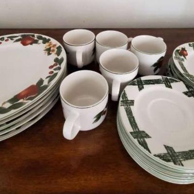 Hu165 plates saucers, cups