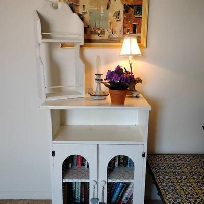 Hu112 white wooden bookshelf and decor